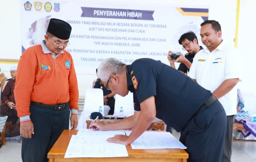 Bupati Anwar Sadat Terima Hibah 40 Ton Beras dari Bea Cukai untuk Pondok Pesantren di Tanjab Barat