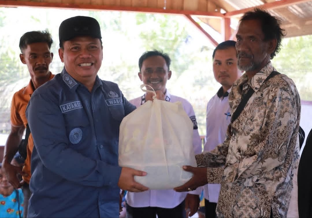 Peduli Suku Anak Dalam, Wabup Tanjab Barat Turun Langsung Serahkan Bantuan Sosial