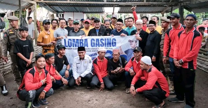 Bupati UAS Buka Turnamen Gasing di Desa Mekar Alam